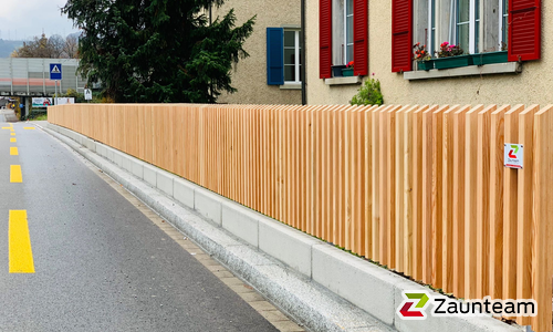 Lärchenzaun Holz vor die Pfosten mit T-Stahlpfosten verzinkt einbetoniert wurde in Winterthur  von Zaunteam Neftenbach, Neftenbach im Jahr 2023 erstellt.