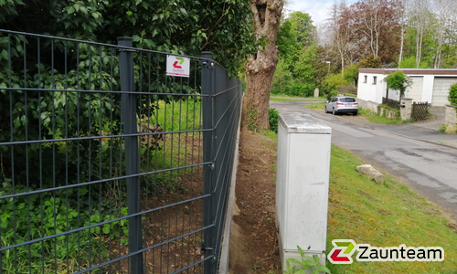 Doppelstabmatten schwer feuerverzinkt und anthrazit beschichtet mit Pfosten 60 x 40 mit Bügel einbetoniert wurde in Nordstemmen von Zaunteam Weser-Leine, Salzhemmendorf im Jahr 2020 erstellt.