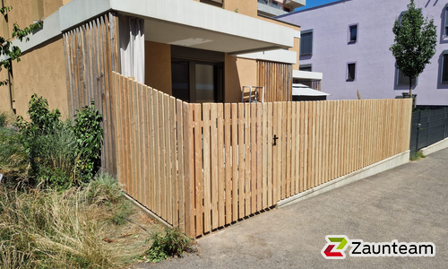 Lärchenzaun Holz vor die Pfosten mit Lärchenkantpfosten 90x90, H-Anker einbetoniert wurde in Wien von Zaunteam Wienerwald, Unter-Oberndorf im Jahr 2026 erstellt.