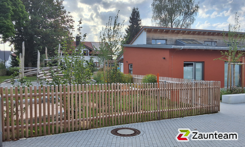Palisadenzaun, weitere Modelle wurde in Hofstetten von Zaunteam Ammersee, Hofstetten im Jahr 2026 erstellt.