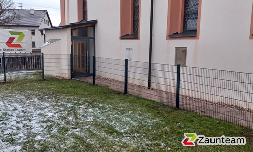 Doppelstabmatten schwer feuerverzinkt und anthrazit beschichtet mit Pfosten 60 x 40 mit Abdeckleisten einbetoniert wurde in Stetten a.k.M. von Zaunteam Obere Donau-Bodensee, Sauldorf-Krumbach im Jahr 2026 erstellt.