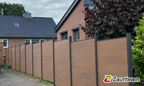 System WPC Sichtschutz, XL mit Alupfosten einbetoniert wurde in Stade von Zaunteam Stade-Geestland, Horneburg im Jahr 2025 erstellt.