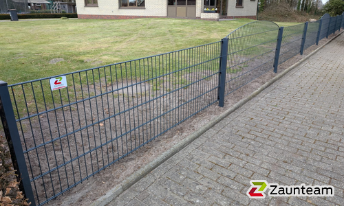 Deko-Doppelstabmatten Schwerin anthrazit mit Pfosten 40x60 anthrazit mit Abdeckleisten einbetoniert wurde in Bockhorn von Zaunteam Friesische-Wehde, Zetel im Jahr 2025 erstellt.