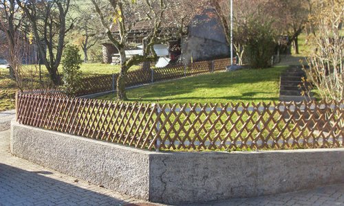 Kreuzzaun mit T-Stahlpfosten verzinkt einbetoniert wurde in Burgistein von Zaunteam Kiesen AG, Kiesen erstellt.