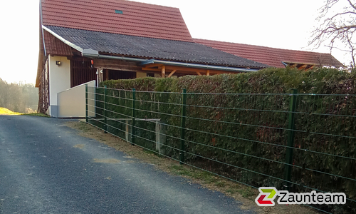 Doppelstabmatten leicht feuerverzinkt und grün beschichtet mit Pfosten 60 x 40 mit Bügel einbetoniert wurde in Kukmirn von Zaunteam Oststeiermark, Grafendorf bei Hartberg im Jahr 2025 erstellt.