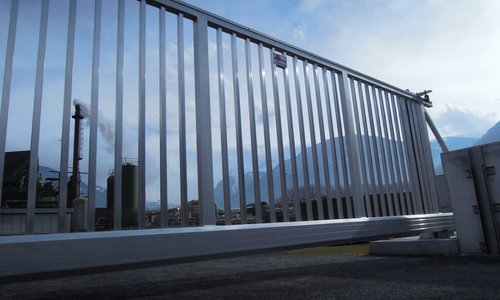 Schiebetor Aluminium wurde in Visp von Zaunteam Wallis, Niedergesteln im Jahr 2013 erstellt.