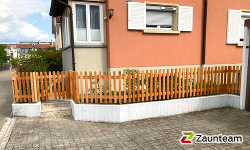 Lärchenzaun Holz vor die Pfosten mit T-Stahlpfosten verzinkt in Aussparung wurde in Feuerthalen von Zaunteam Neftenbach, Neftenbach im Jahr 2025 erstellt.