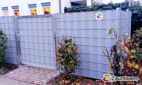 Doppelstabmatten schwer verzinkt mit Pfosten 40x60 verzinkt mit Abdeckleisten einbetoniert wurde in Kornwestheim von Zaunteam Neckar-Enz, Bietigheim-Bissingen im Jahr 2026 erstellt.