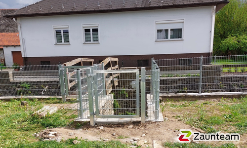Doppelstabmatte schwer verzinkt mit Pfosten Vario verzinkt mit Fussplatte wurde in Hartberg von Zaunteam Oststeiermark, Grafendorf bei Hartberg im Jahr 2025 erstellt.