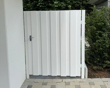 Kunststofftor Galant  1-flüglig wurde in Wermatswil von Zaunteam Zürich Oberland, Gutenswil im Jahr 2024 erstellt.
