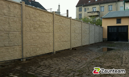 Betonzaun mit Felsstein Optik wurde in Meuselwitz von Zaunteam Ostthüringen, Meuselwitz im Jahr 2017 erstellt.