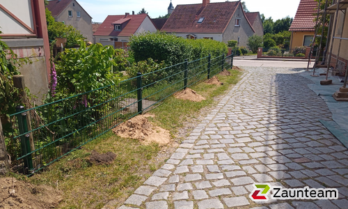 Doppelstabmatten leicht vorverzinkt und grün beschichtet mit Pfosten Vario einbetoniert wurde in Wiesenburg  von Zaunteam Fläming, Coswig im Jahr 2022 erstellt.