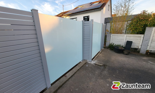 Glas Sichtschutz mit vierkant Aluminium-Nutpfosten einbetoniert wurde in Kernen  von Zaunteam Fenzhöfe Oberwälden, Oberwälden im Jahr 2025 erstellt.