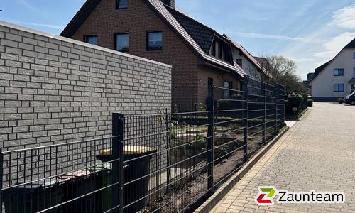 Doppelstabmatten schwer vorverzinkt und grün beschichtet mit Pfosten 40x60 mit Abdeckleisten mit Fussplatte wurde in Georgsmarienhütte von Zaunteam Osnabrücker Land, Belm im Jahr 2023 erstellt.