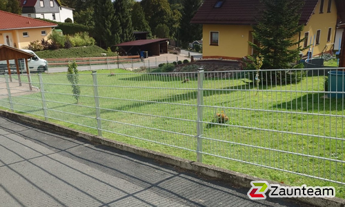 Profilmatten verzinkt mit Pfosten 40x60 verzinkt mit Bügel einbetoniert wurde in Eisfeld von Zaunteam Thüringer Wald, Katzhütte im Jahr 2025 erstellt.