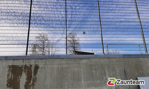Ballfang Doppelstab mit Pfosten verzinkt und Abdeckleisten wurde in Gunzesried von Zaunteam Allgäu, Bad Hindelang - Unterjoch im Jahr 2024 erstellt.