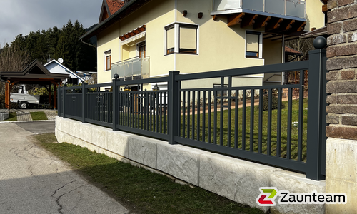 Décor Stab Aluzaun mit Fussplatte wurde in Eitweg  von Zaunteam Kärnten-Ost, Bodensdorf im Jahr 2026 erstellt.