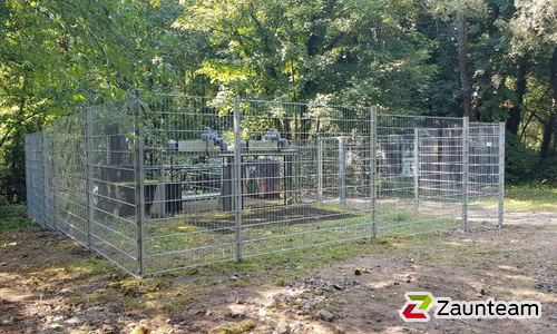 Doppelstabmatten schwer verzinkt mit Pfosten 40x60 verzinkt mit Abdeckleisten einbetoniert wurde in Leipzig von Zaunteam Leipzig, Leipzig im Jahr 2025 erstellt.