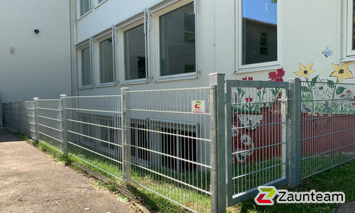 Doppelstabmatten schwer verzinkt mit Pfosten 40x60 verzinkt mit Abdeckleisten einbetoniert wurde in Kempten von Zaunteam Allgäu, Bad Hindelang - Unterjoch im Jahr 2022 erstellt.