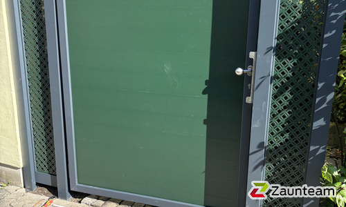 Aluminium Sichtschutztor 1-flüglig wurde in Neusäß von Zaunteam Schwaben-Nord, Todtenweis im Jahr 2025 erstellt.