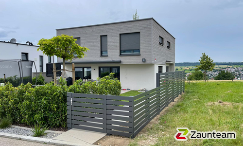Modern Aluzaun einbetoniert wurde in Uhingen von Zaunteam Fenzhöfe Oberwälden, Oberwälden im Jahr 2024 erstellt.