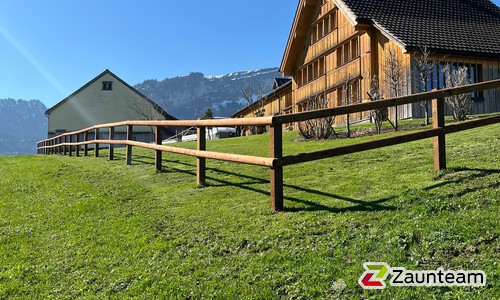 Halbrundlattenzaun mit Lärchenkantpfosten braun wurde in Brülisau von Zaunteam Appenzellerland, Wasserauen im Jahr 2025 erstellt.