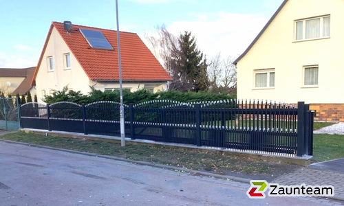 Palisaden Aluzaun einbetoniert wurde in Teutschenthal von Zaunteam Halle, Halle im Jahr 2025 erstellt.