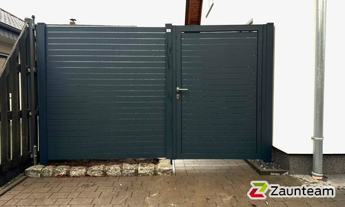 Aluminium Sichtschutztor 1-flüglig wurde in Coesfeld von Zaunteam Münsterland, Münster im Jahr 2026 erstellt.