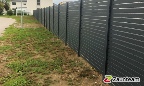 Alu Varioprofil Rhombus mit Aluminiumpfosten vierkant 85 x 85 mm einbetoniert wurde in Ebenthal von Zaunteam Kärnten-Ost, Bodensdorf im Jahr 2022 erstellt.