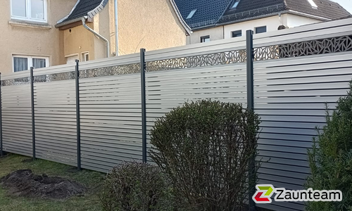 System Alu Sichtschutz, Rhombus mit Alupfosten einbetoniert wurde in Zahna/ Elster von Zaunteam Fläming, Coswig im Jahr 2025 erstellt.