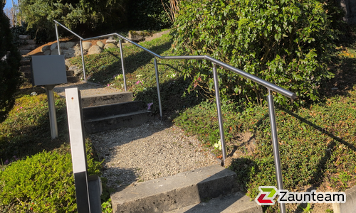 Edelstahl Handlauf geneigt einbetoniert wurde in NIederrohrdorf von Zaunteam Aargau, Egliswil im Jahr 2026 erstellt.