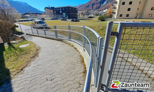 Edelstahl Handlauf geneigt mit Wandbefestigung wurde in Samedan von Zaunteam Engadin, Zernez im Jahr 2024 erstellt.