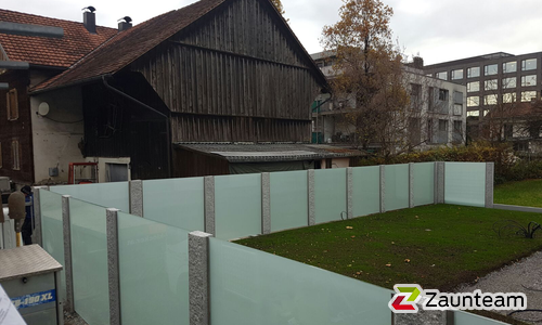Glas Sichtschutz mit vierkant Edelstahlpfosten einbetoniert (CH) wurde in Dornbirn von Zaunteam Vorarlberg, Dornbirn im Jahr 2018 erstellt.