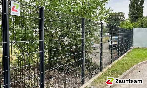 Doppelstabmatten schwer vorverzinkt und anthrazit beschichtet mit Pfosten 60 x 40 mit Abdeckleisten einbetoniert wurde in Halle  von Zaunteam Halle, Halle im Jahr 2023 erstellt.