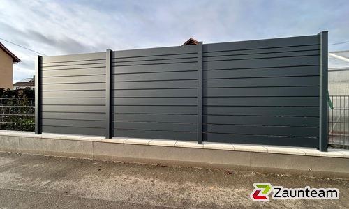 System Alu Sichtschutz, Rhombus mit Alupfosten mit Fussplatte wurde in Uttenweiler von Zaunteam Oberschwaben, Obermarchtal im Jahr 2025 erstellt.