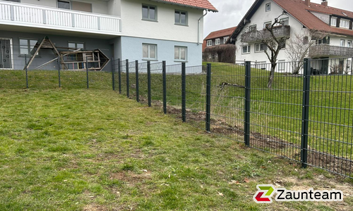 Doppelstabmatten schwer feuerverzinkt und anthrazit beschichtet mit Pfosten 60 x 40 mit Abdeckleisten einbetoniert wurde in Leutkirch von Zaunteam Oberschwaben, Obermarchtal im Jahr 2026 erstellt.