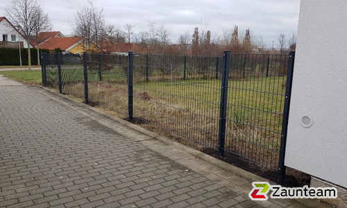 Doppelstabmatten leicht vorverzinkt und anthrazit beschichtet mit Pfosten 60 x 40 mit Abdeckleisten einbetoniert wurde in Leipzig von Zaunteam Leipzig, Leipzig im Jahr 2024 erstellt.