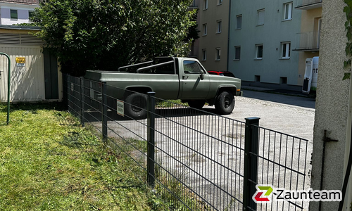 Doppelstabmatten schwer feuerverzinkt und anthrazit beschichtet mit Pfosten 60 x 40 mit Abdeckleisten einbetoniert wurde in Bruck/Mur von Zaunteam Obersteiermark-Ost, Kapfenberg im Jahr 2026 erstellt.