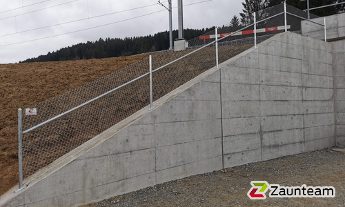 Diagonalgeflecht verzinkt mit Rohrpfosten verzinkt mit Fussplatte (CH) wurde in Appenzell von Zaunteam Appenzellerland, Wasserauen im Jahr 2023 erstellt.