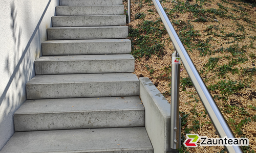 Edelstahl Handlauf geneigt einbetoniert wurde in Volketswil von Zaunteam Zürich Oberland, Gutenswil im Jahr 2025 erstellt.