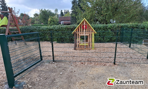 Doppelstabmatten schwer feuerverzinkt und grün beschichtet mit Pfosten 60 x 40 mit Abdeckleisten einbetoniert wurde in Bad Überkingen von Zaunteam Ulm, Lonsee im Jahr 2025 erstellt.