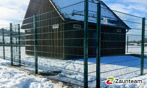 Doppelstabmatten schwer feuerverzinkt und grün beschichtet mit Pfosten 60 x 40 mit Abdeckleisten einbetoniert wurde in Hessental von Zaunteam Schwäbisch Hall, Schwäbisch Hall im Jahr 2026 erstellt.