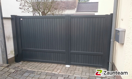 Aluminium Sichtschutztor 2-flüglig wurde in Dessau-Rosslau von Zaunteam Fläming, Coswig im Jahr 2017 erstellt.