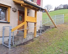 Diagonalgeflecht verzinkt mit Rohrpfosten verzinkt einbetoniert wurde in Grabserberg von Zaunteam Werdenberg, Werdenberg im Jahr 2026 erstellt.