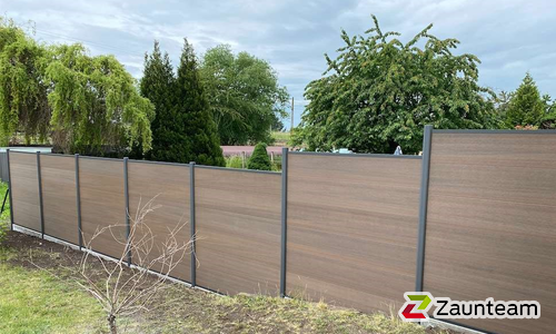 System WPC Sichtschutz, Platinum XL mit Alupfosten einbetoniert wurde in Halle von Zaunteam Leipzig, Leipzig im Jahr 2020 erstellt.