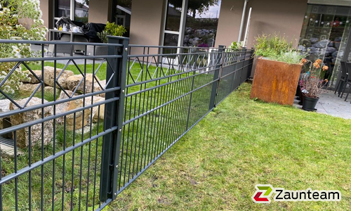 Decorzaun Verona mit Decorzaun Pfosten einbetoniert wurde in Erbach von Zaunteam Ulm, Lonsee im Jahr 2022 erstellt.