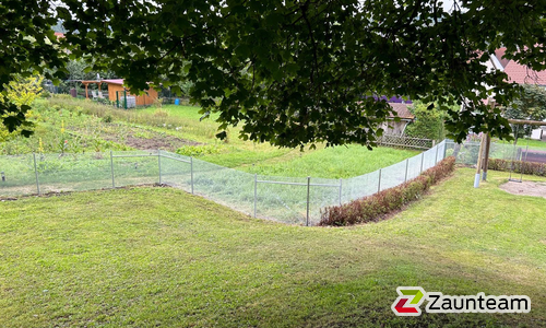 Diagonalgeflecht verzinkt mit Rohrpfosten verzinkt einbetoniert wurde in Trochtelfingen von Zaunteam Zollernalb, Burladingen-Ringingen im Jahr 2024 erstellt.