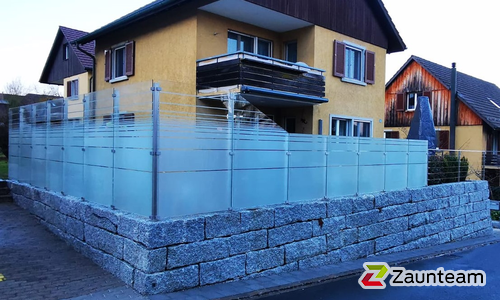Glas Sichtschutz mit vierkant Edelstahlpfosten einbetoniert (CH) wurde in Neuenhof von Zaunteam Aargau AG, Egliswil im Jahr 2020 erstellt.