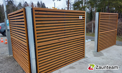 Schallschutzzaun Noistop Wood wurde in Einigen von Zaunteam Daniel Frutiger AG, Ringgenberg im Jahr 2022 erstellt.