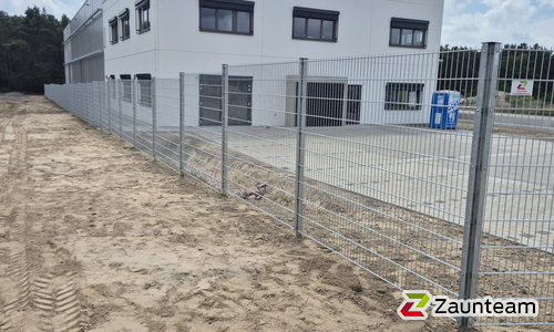 Doppelstabmatten schwer verzinkt mit Pfosten 40x60 verzinkt mit Abdeckleisten einbetoniert wurde in Coswig (Anhalt) von Zaunteam Fläming, Coswig im Jahr 2025 erstellt.